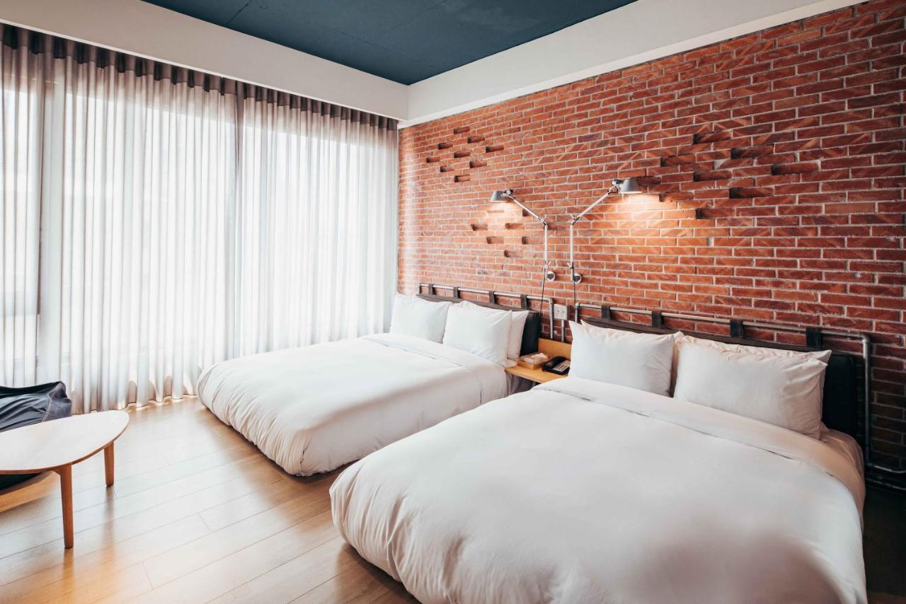 U.I.J Hotel & Hostel Tainan Exteriör bild