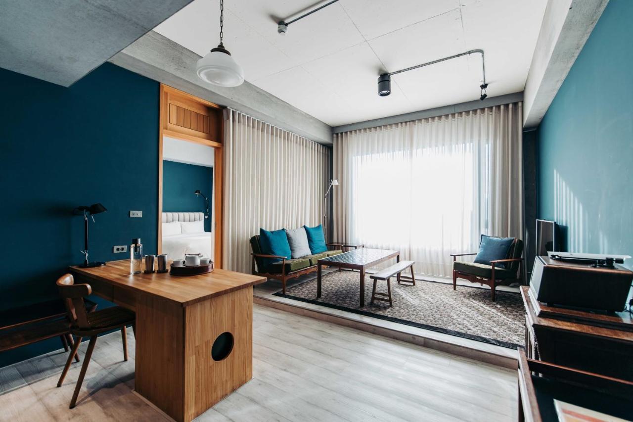 U.I.J Hotel & Hostel Tainan Exteriör bild