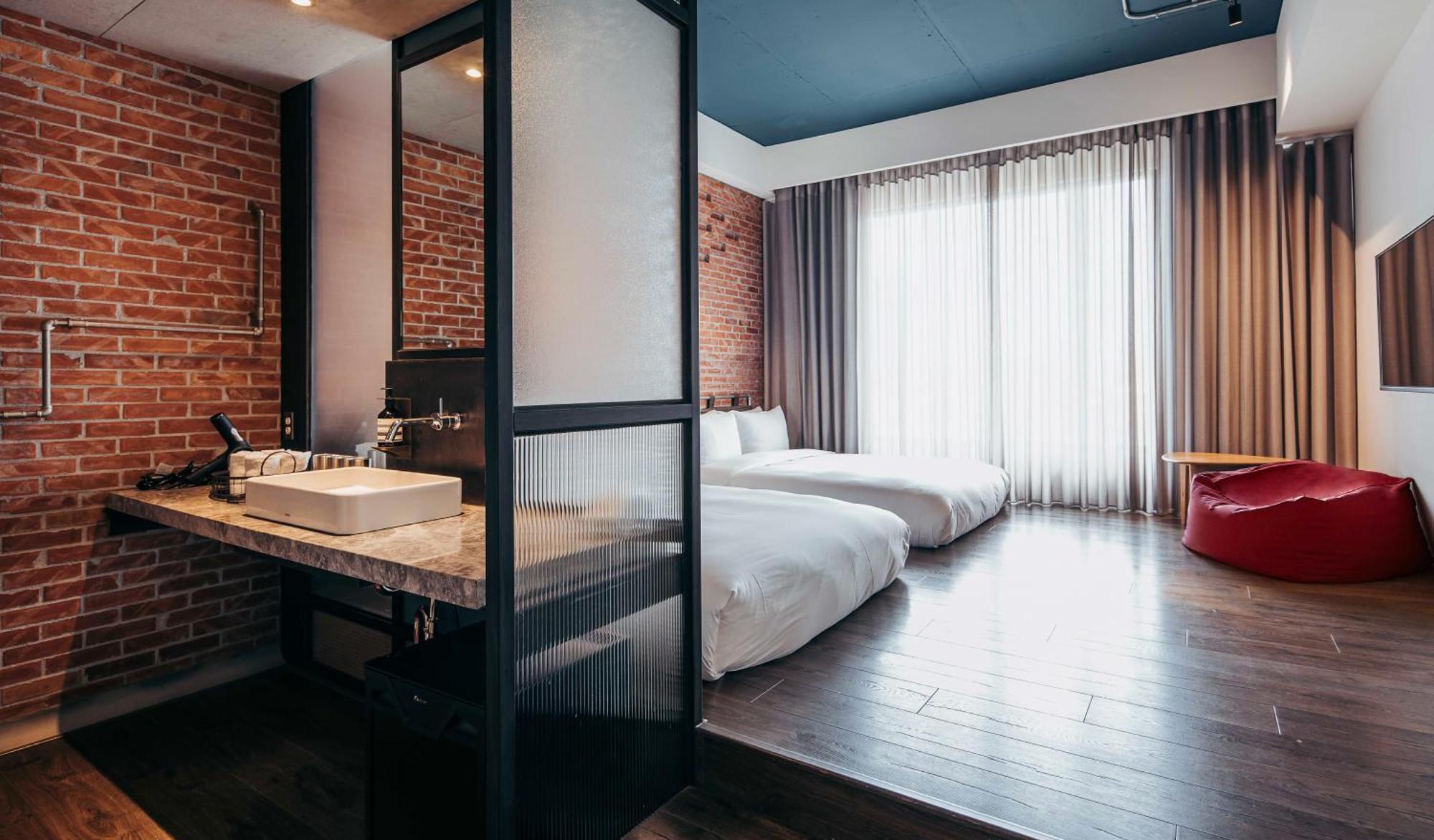 U.I.J Hotel & Hostel Tainan Exteriör bild